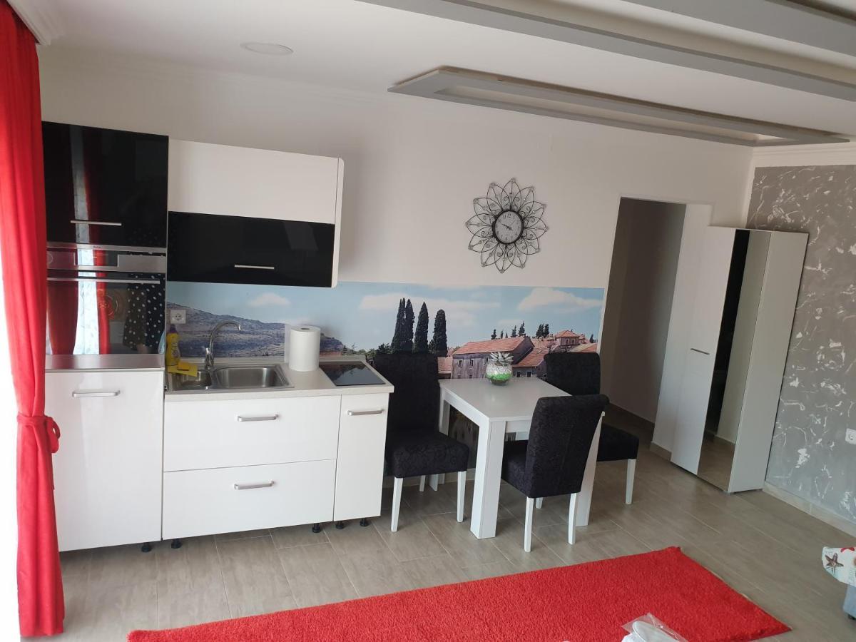 Mango Apartments Требинье Экстерьер фото