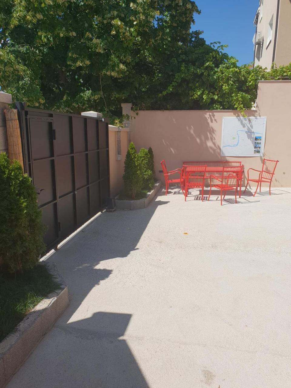 Mango Apartments Требинье Экстерьер фото